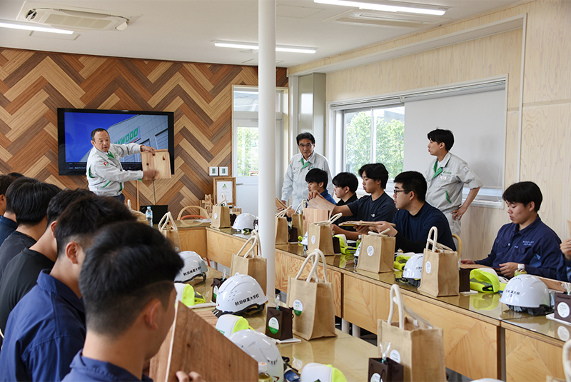 将来の林業・木材産業を担う秋田林業大学校2年生が工場見学